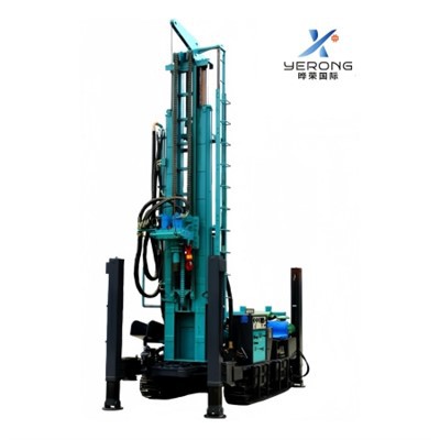 Instalație mare de foraj pentru puțuri de apă cu șenile